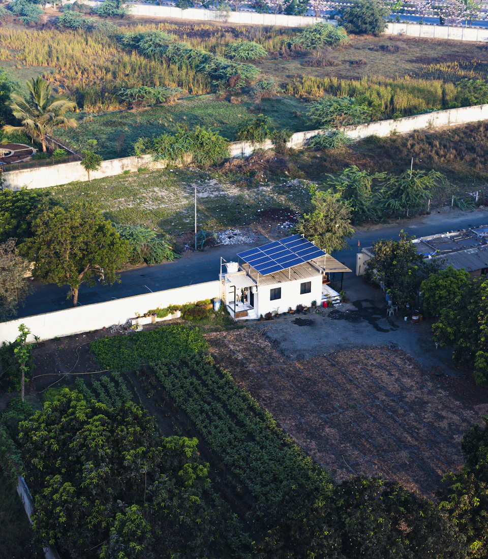 Güneş panelli bir bağ evi ve çevresindeki yeşil alan